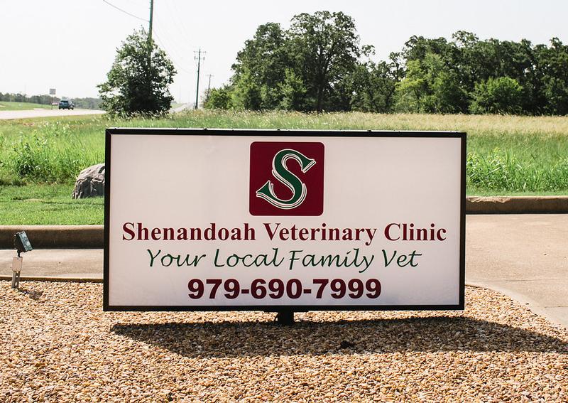 Carousel Slide 4: Shenandoah Veterinary Clinic Exterior Sign